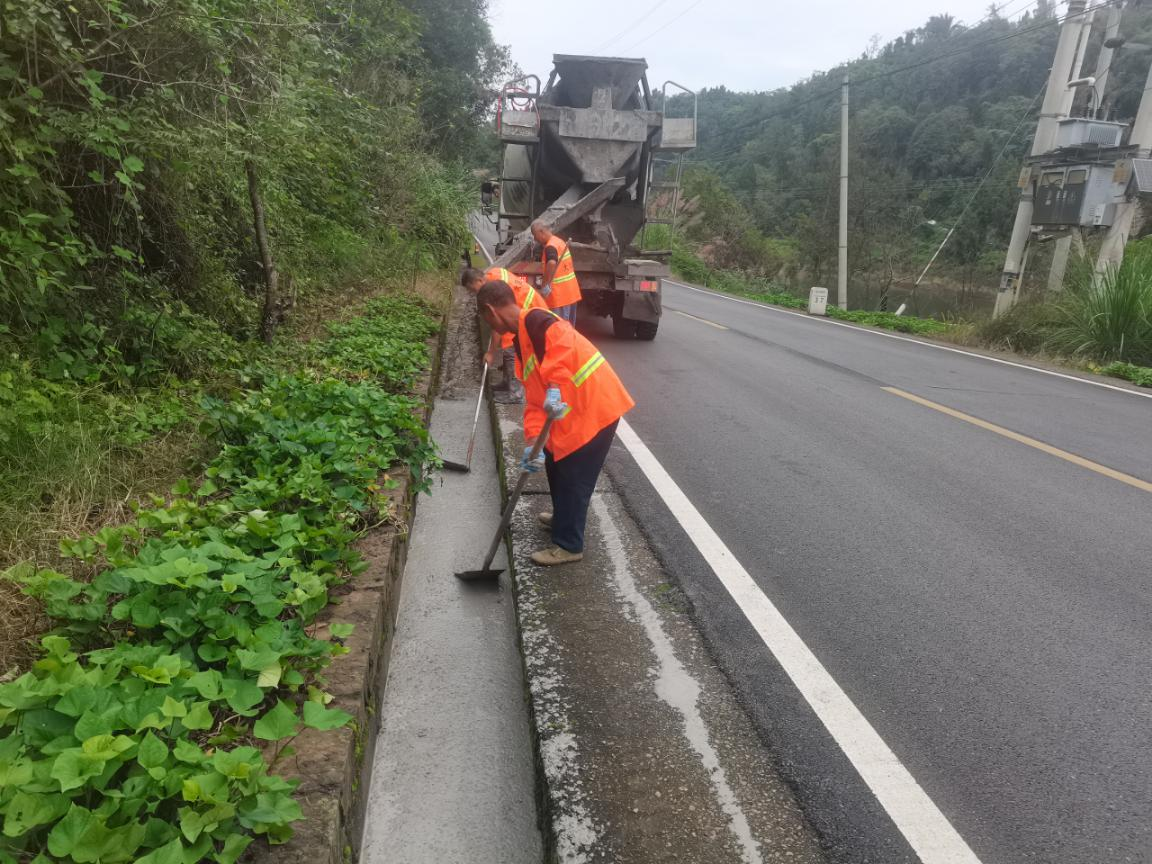 区公路事务中心：修复破损排水沟保道路安全畅通