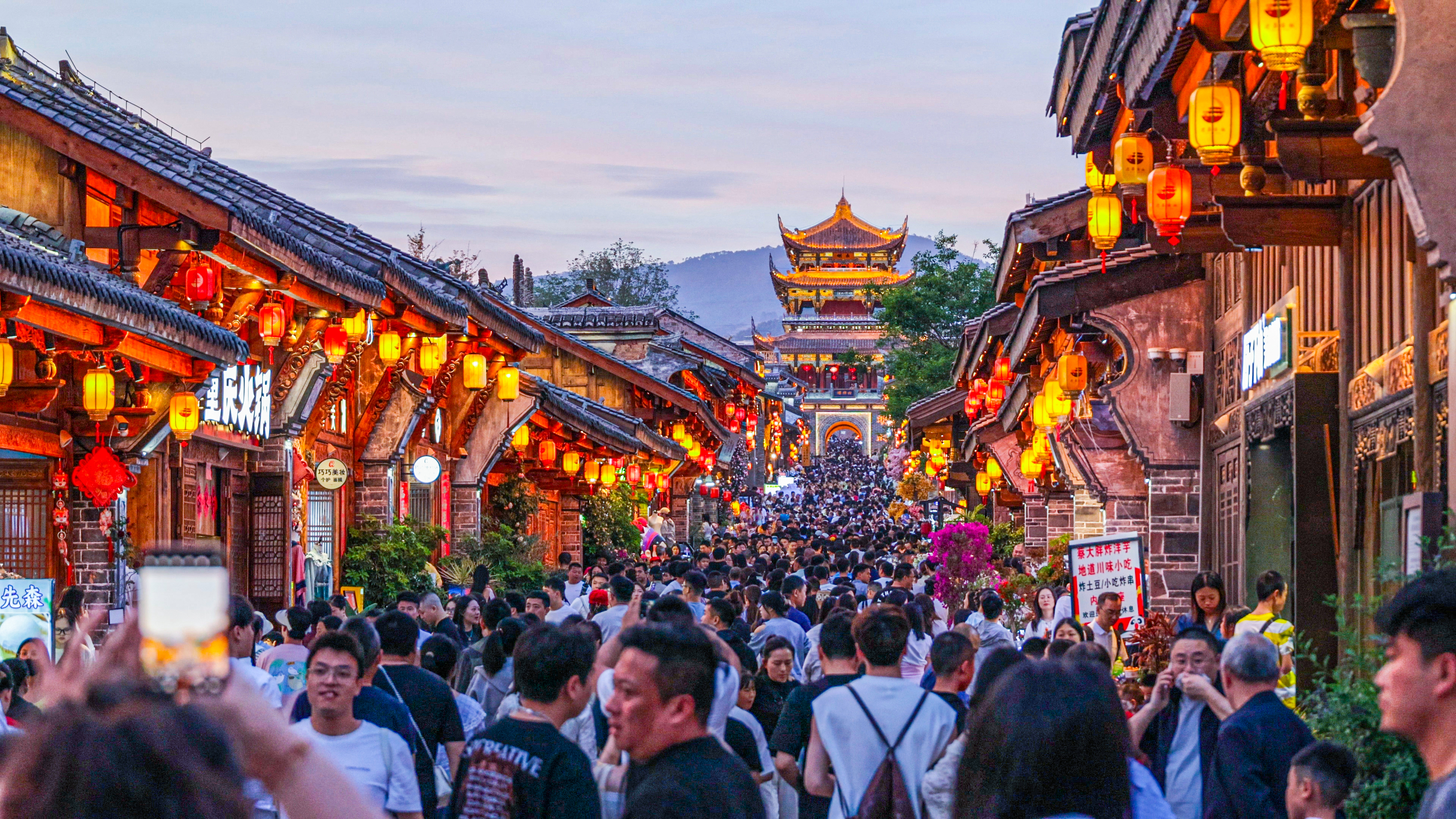 古城 人多.jpg