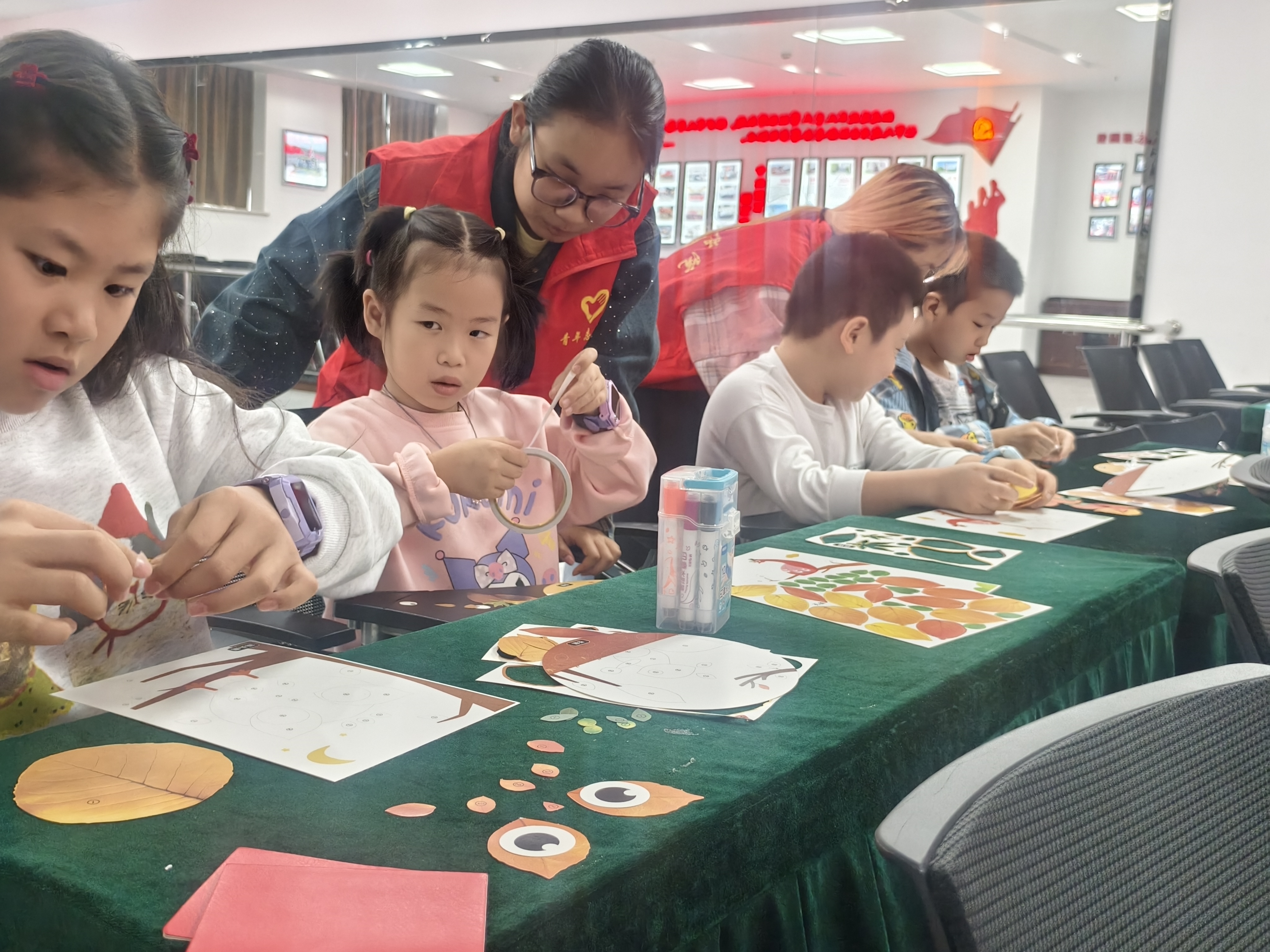 2025.10.18 开展“童寻十月秋”树叶贴画DIY志愿服务活动2.jpg 2025.10.18 开展“童寻十月秋”树叶贴画DIY志愿服务活动2.jpg