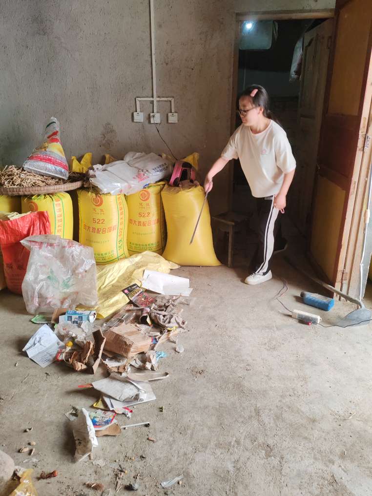 帮农户打扫卫生.jpg 帮农户打扫卫生.jpg