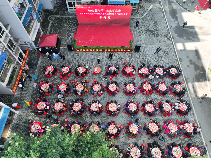 边  100桌长寿宴依次排开。记者 范坤民摄.jpg