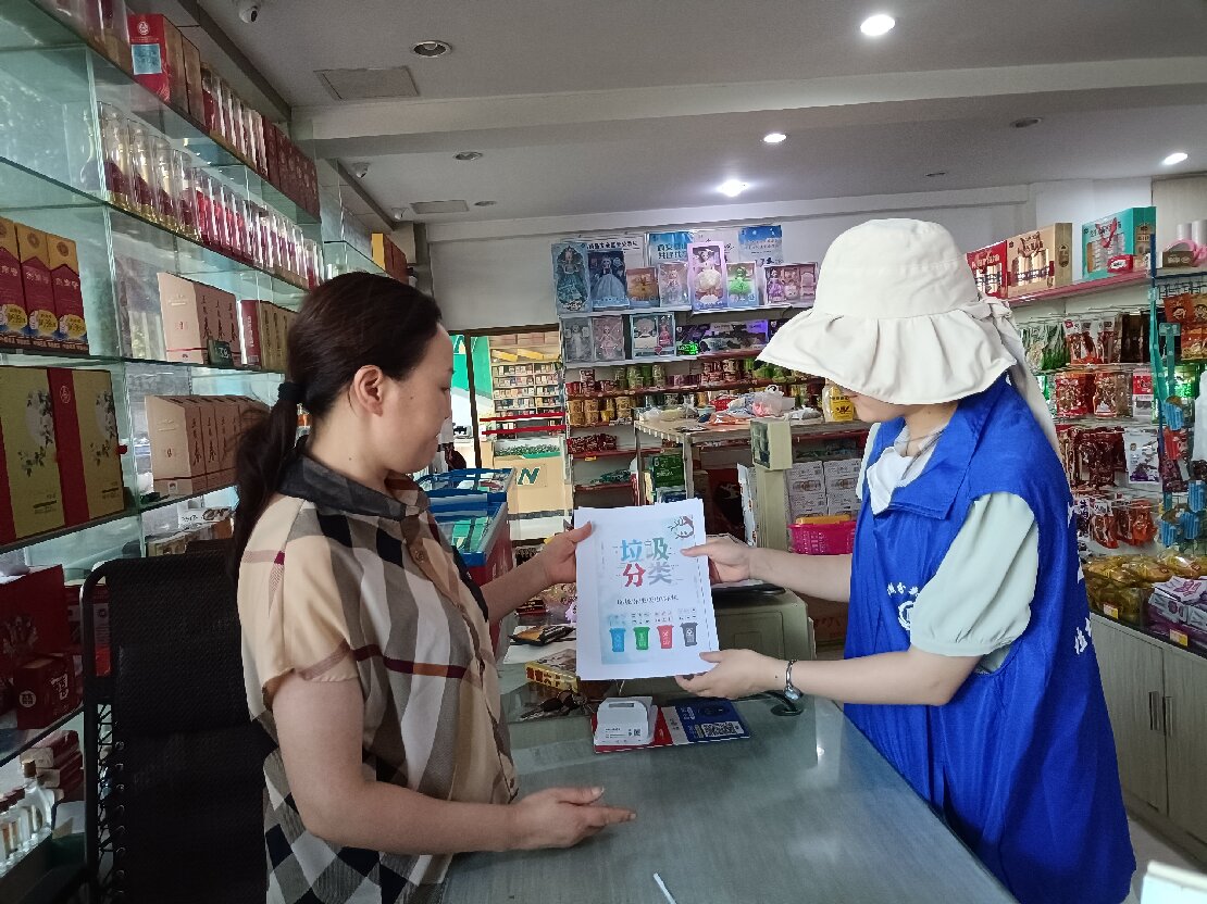 10.13 大兴镇开展垃圾分类宣传活动.jpg