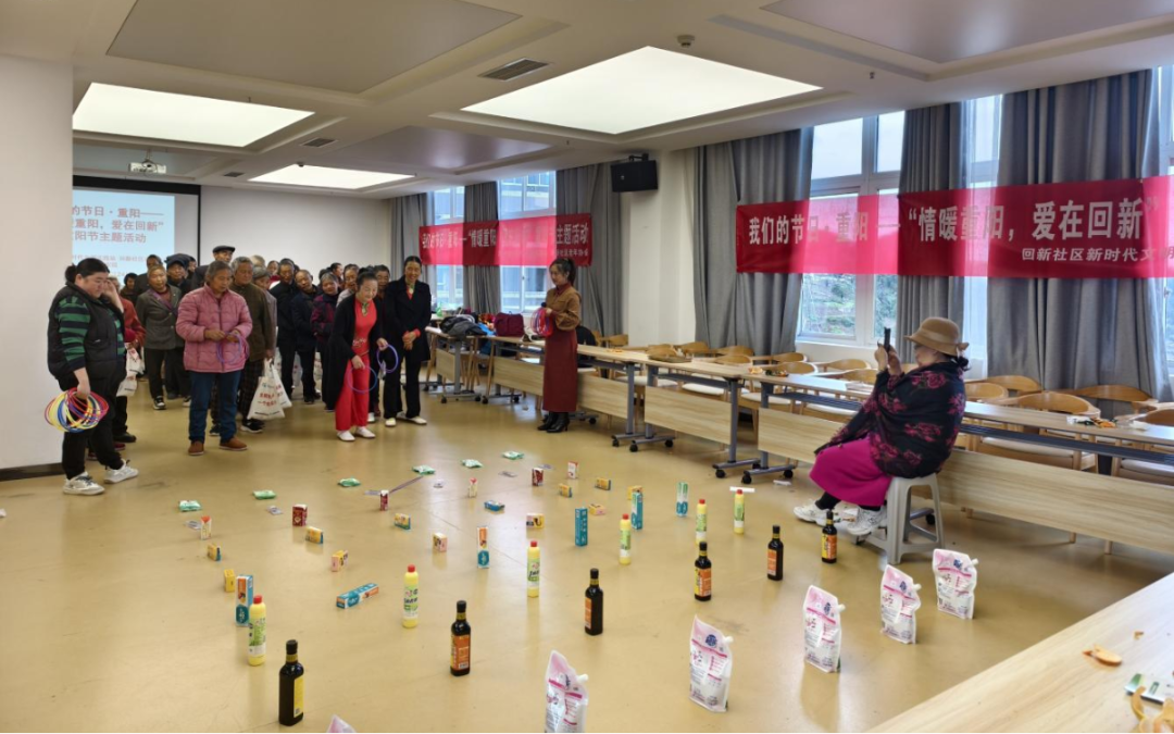 社区老人参加“欢乐套圈赢好礼”活动，余清(4748702)-20251029133336.png