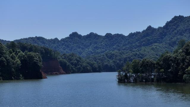 重庆綦江：青山映碧水 库区风光美 