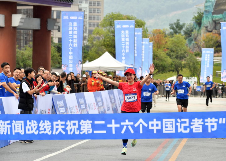 一 女子冲刺。记者 周邦静摄.jpeg