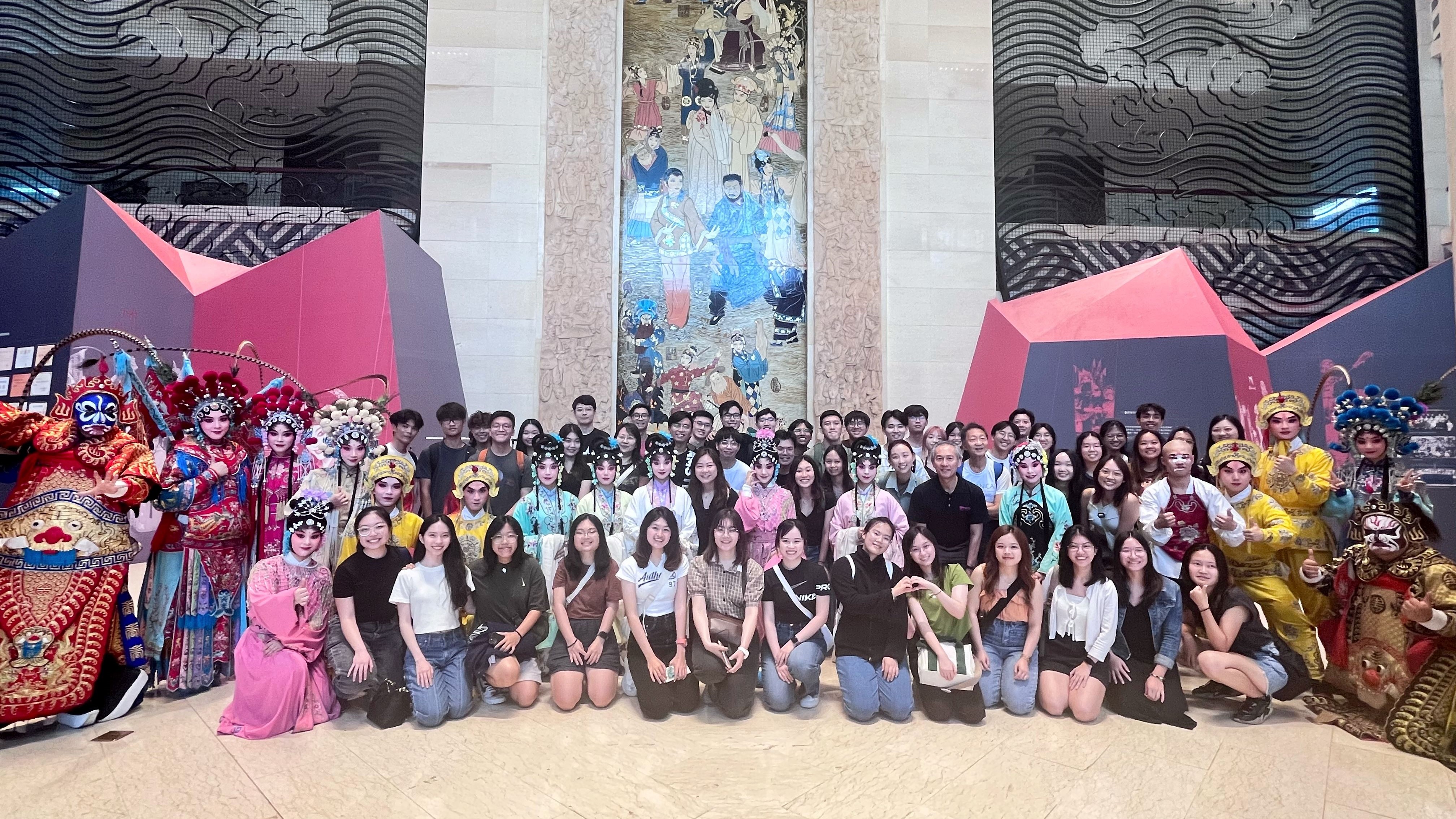 五、54名参与STEER项目的新国大学生在观看完精彩绝伦的川剧演出后,学生们与重庆川剧院的演员合影留念。.jpg 五、54名参与STEER项目的新国大学生在观看完精彩绝伦的川剧演出后,学生们与重庆川剧院的演员合影留念。.jpg