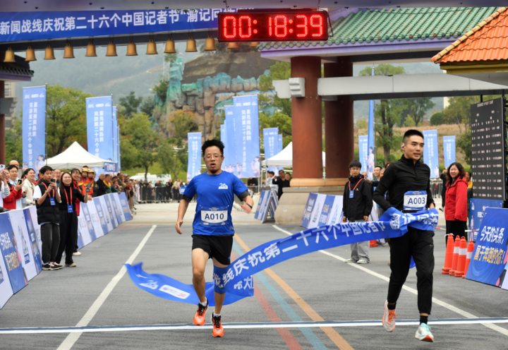 一  男子冲刺。  记者   周邦静 摄.jpeg