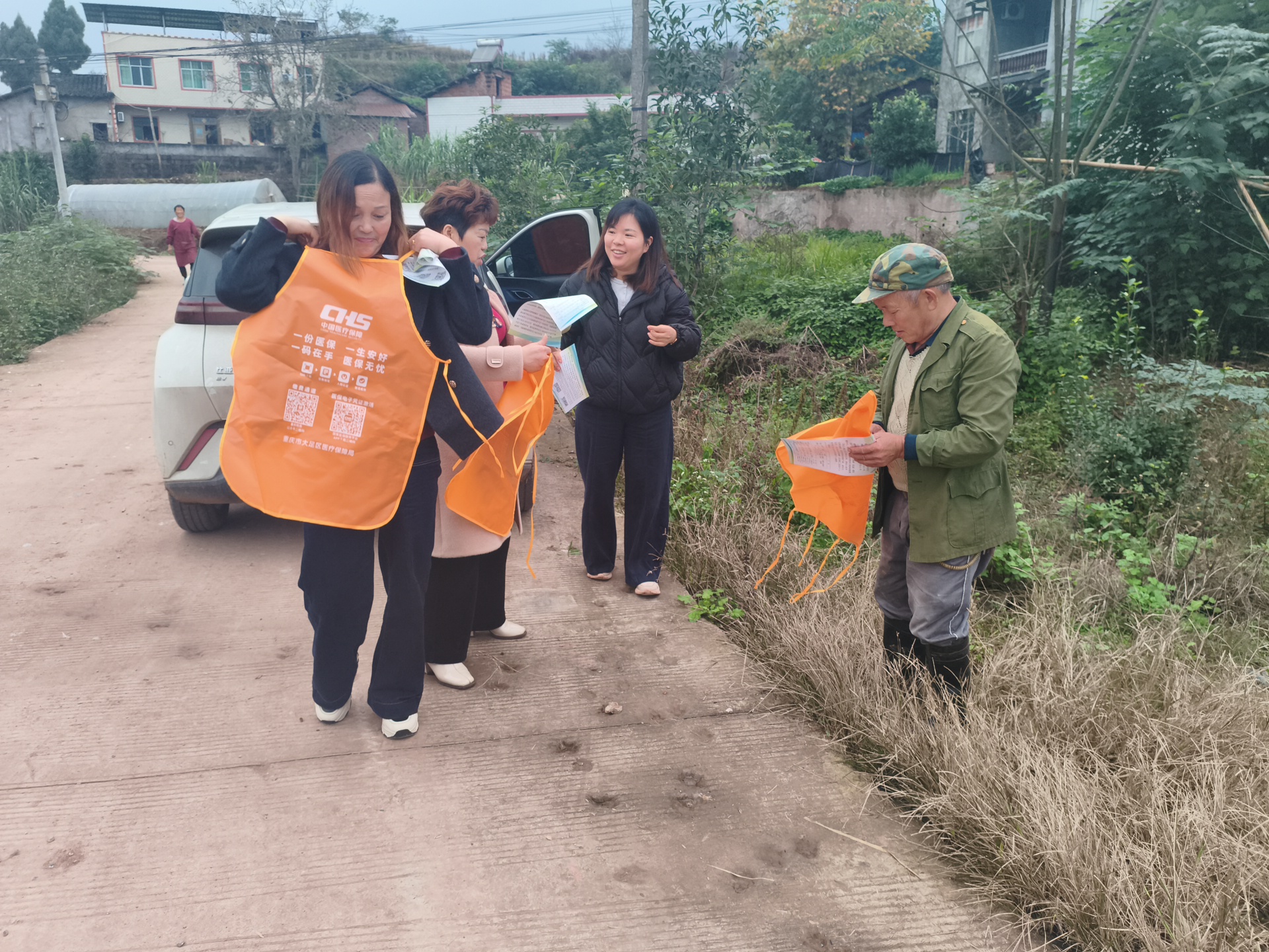 区镇代表助力医保工作 (1).jpg