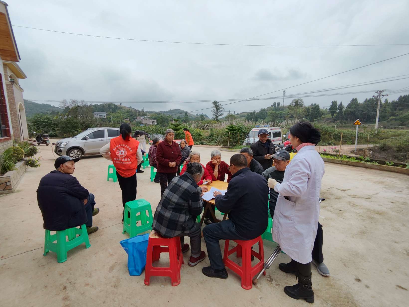 区镇代表助力医保工作 (4).jpg