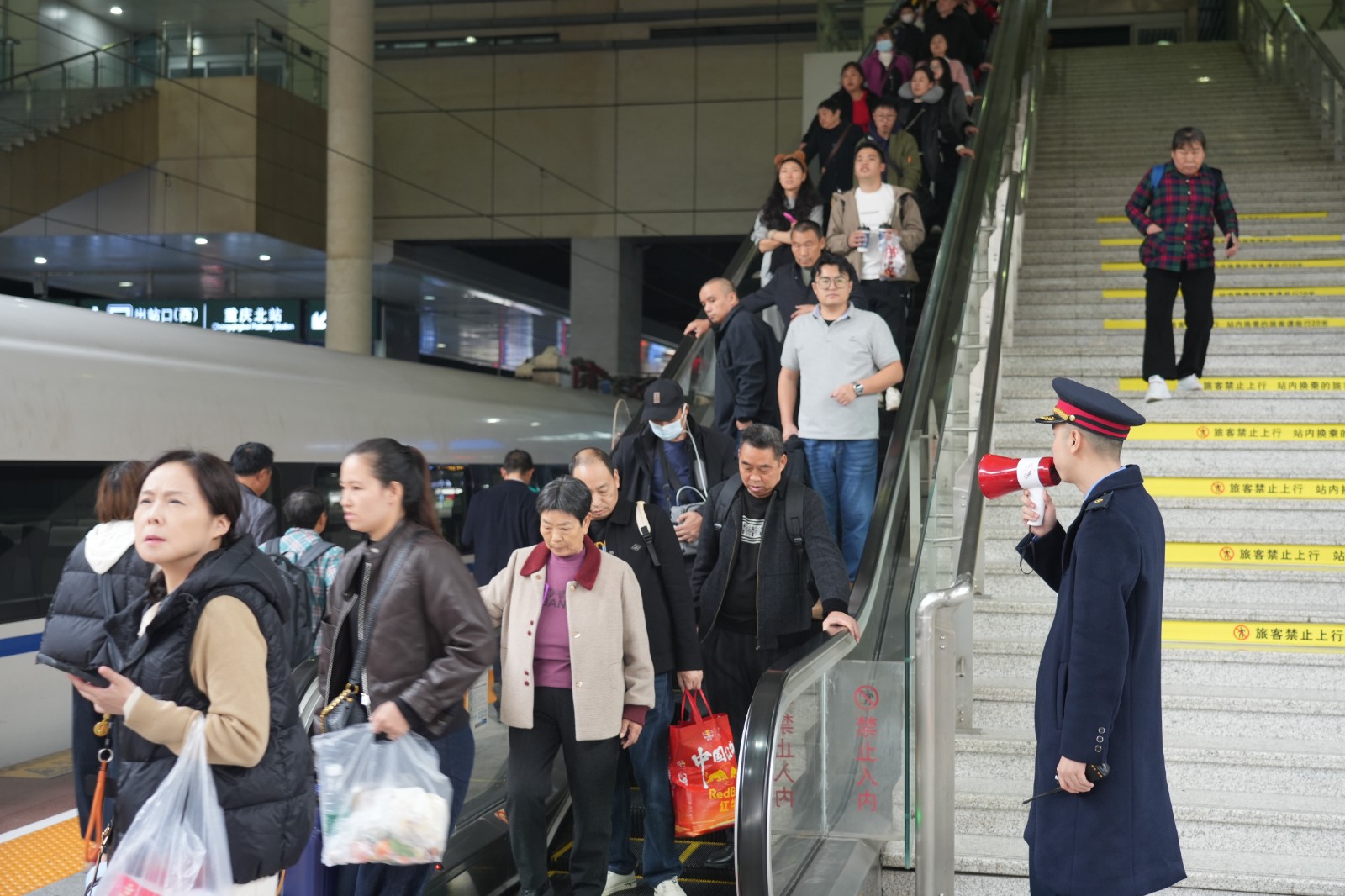 铁路工作人员做好旅客乘坐扶梯的安全宣传（魏伟 摄）.JPG