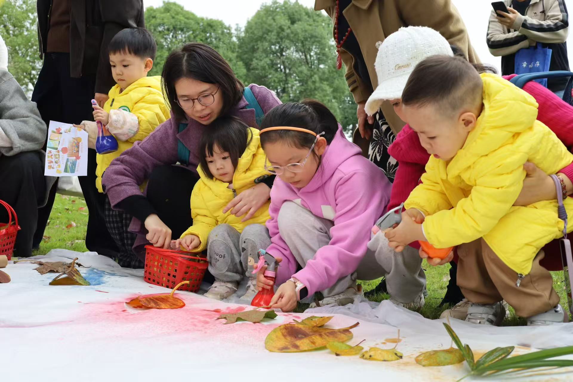 落叶为笺，共赴自然之约 | 大南街幼儿园“幸福家”托育中心开展秋季亲子欢乐日活动