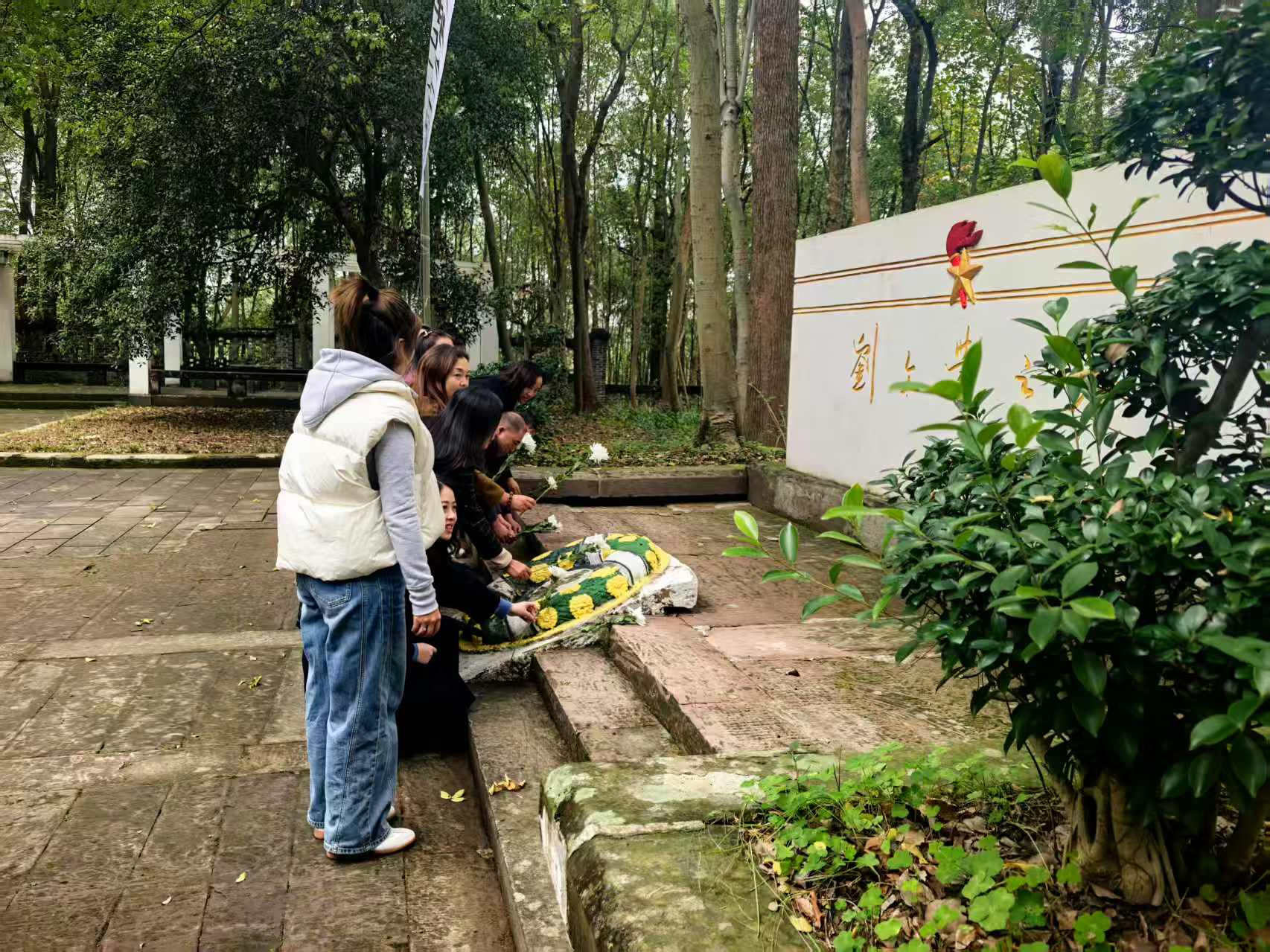 钓鱼城学区开展纪念刘文学烈士牺牲 66 周年主题党日活动