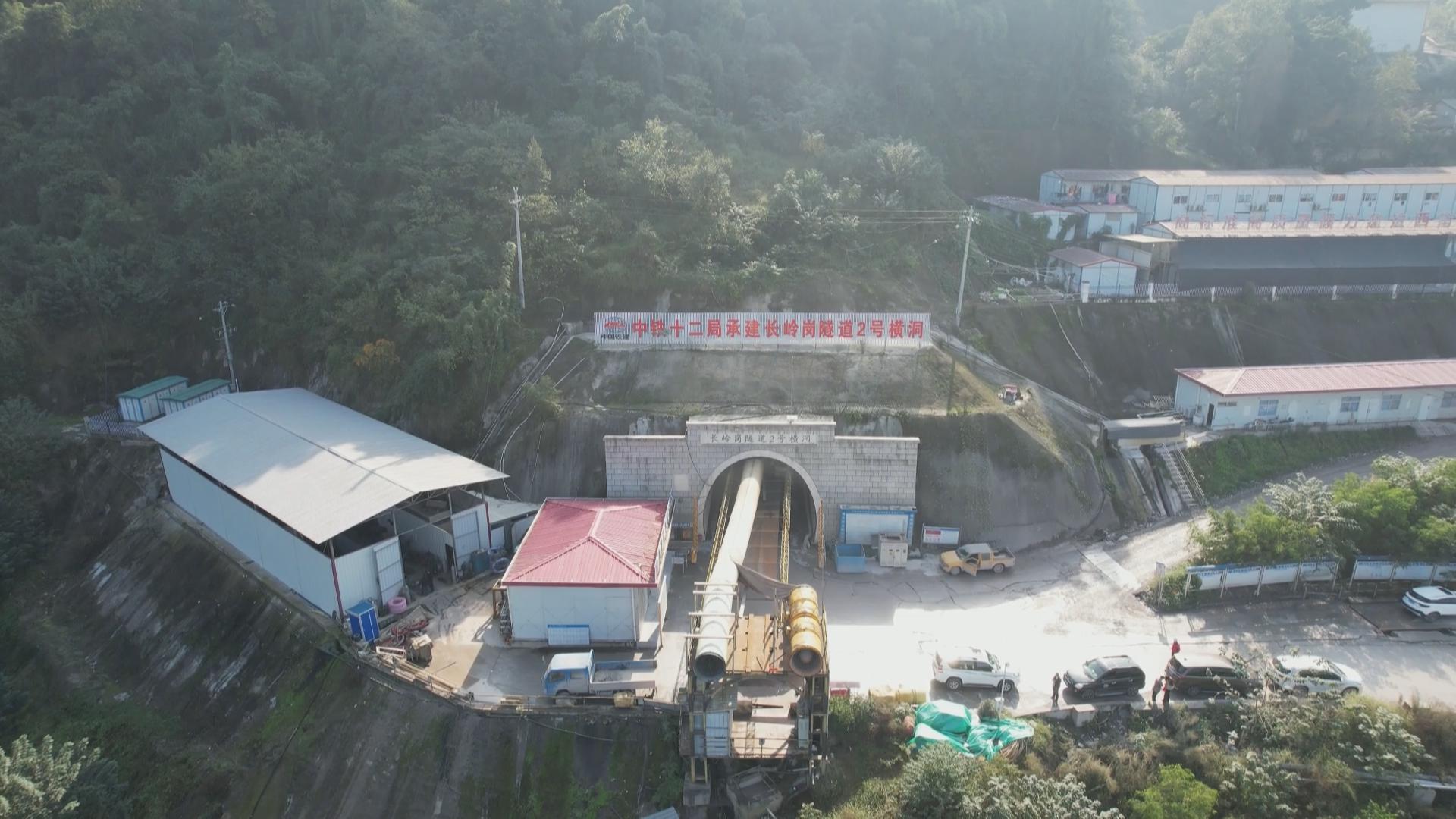 渝万高铁进度条刷新 长岭岗隧道平行导坑贯通