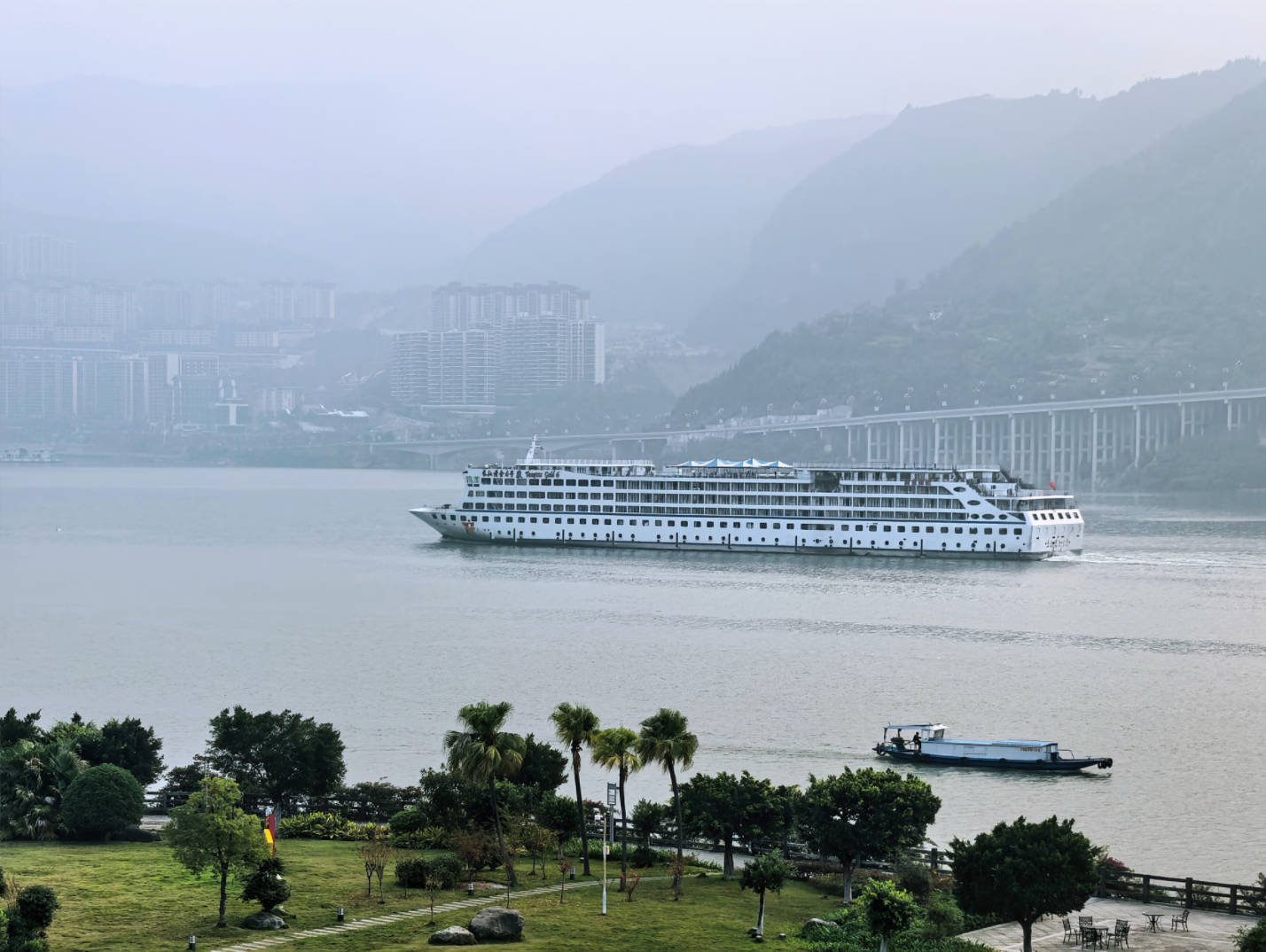 图为重庆市巫山县境内的长江巫峡段。