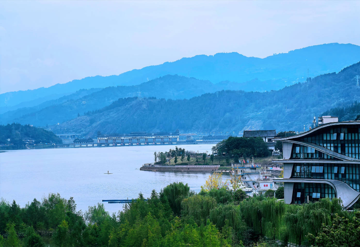 图为重庆市开州区汉丰湖畔。