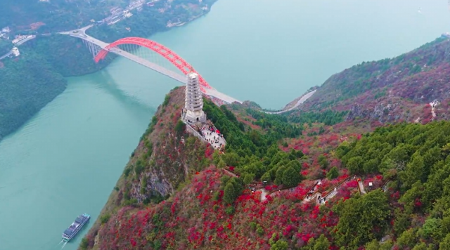 巫山三峡龙脊 人潮与山河共舞