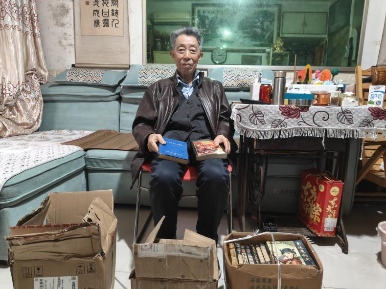 木洞镇二社区：退休教师捐赠图书添书香，爱心传递引领文明新风尚