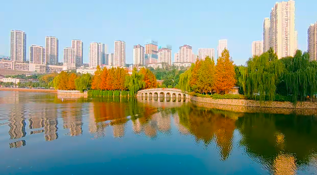 万州：五彩缤纷天子湖