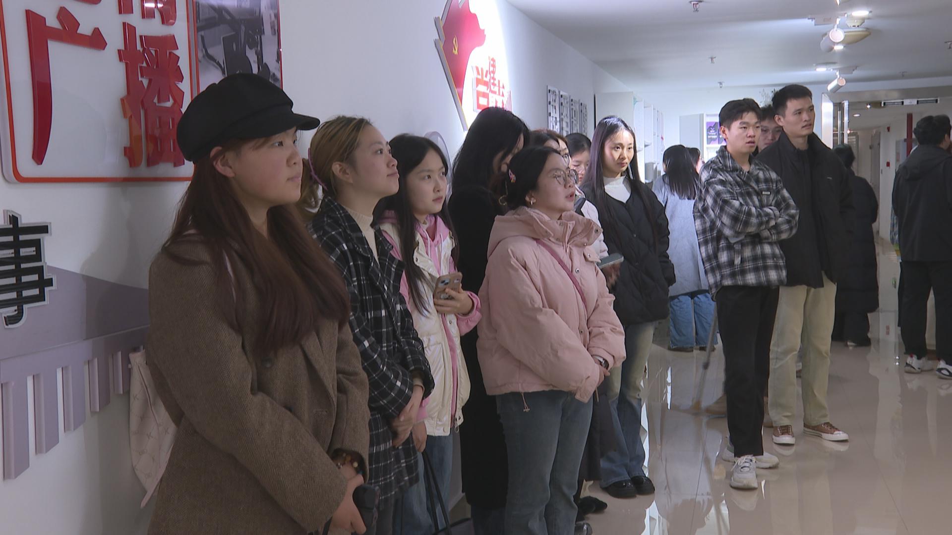 重庆财经学院新媒体艺术学院到巴南区融媒体中心学习交流