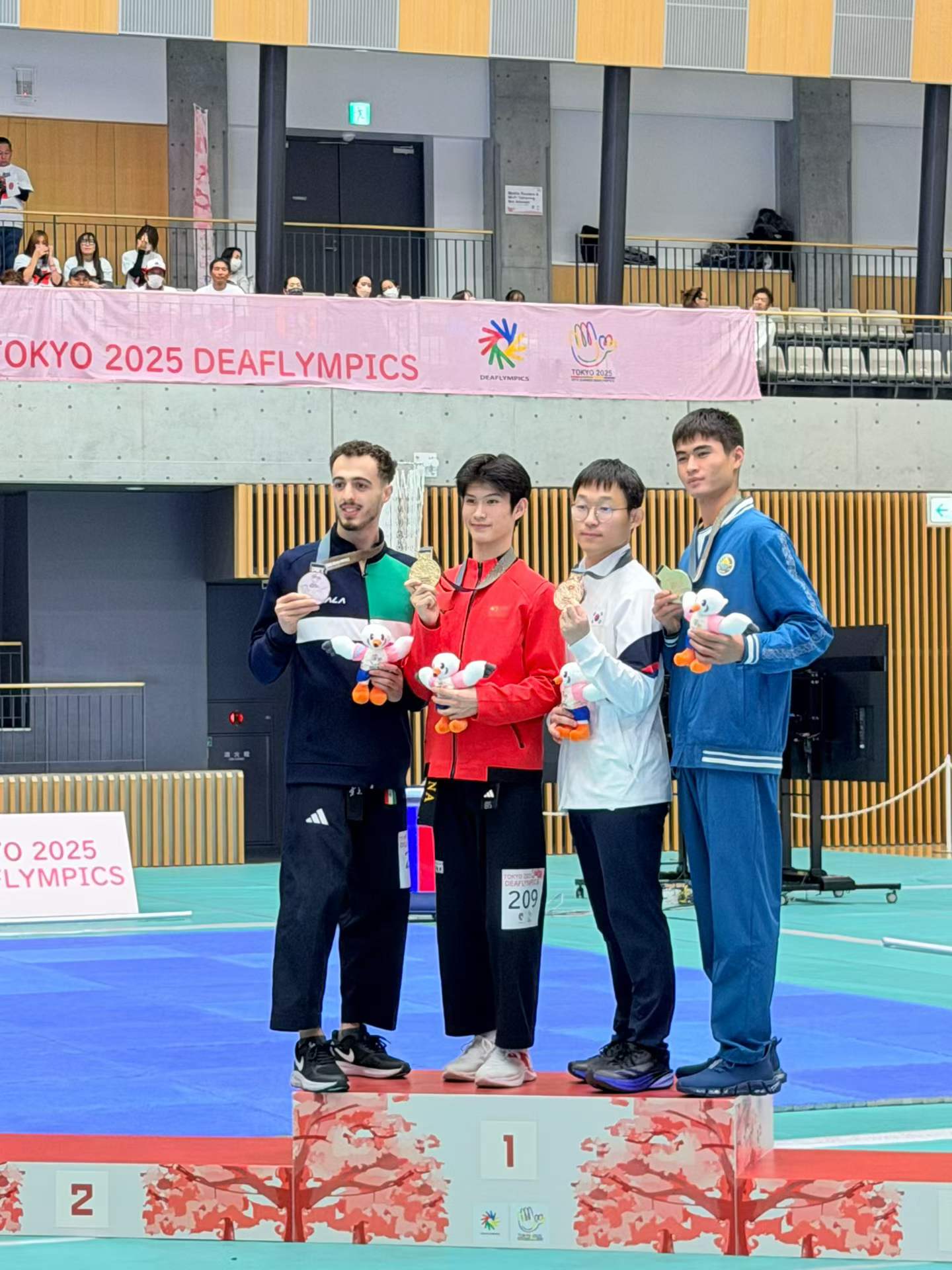 李奎（左二） 男子个人金牌.jpg