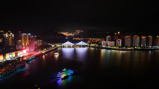 山环水抱 夜色璀璨——这里是万州