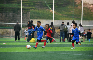 市民眼中的九龙坡之变 | 五台山立交桥下“长出”7万平方米足球公园 闲置地变身全民健身活力空间