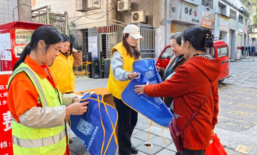 双路街道火炬社区开展“医保宣传进小区，缴费服务‘零跑腿’医保便民行动”