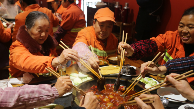 红围巾暖身热火锅暖心 美心红酒小镇连续多年设宴致敬“城市美容师”