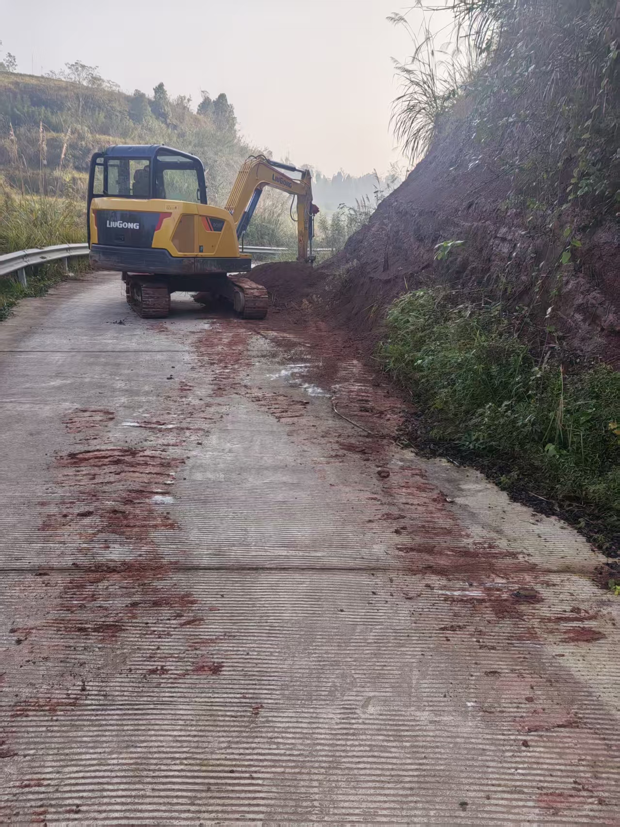 12月5日，大足区三驱镇开展公路排危清障保畅通现场。夏秀荣 供图 (2).jpg