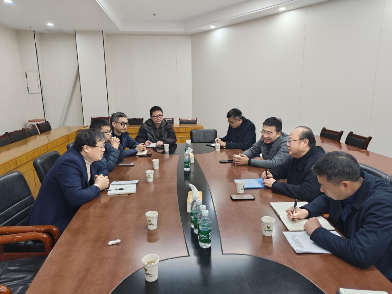 座谈会上,大足区交通运输委党委书记、主任童强(右二)主持会议。陈映帆 摄影.png