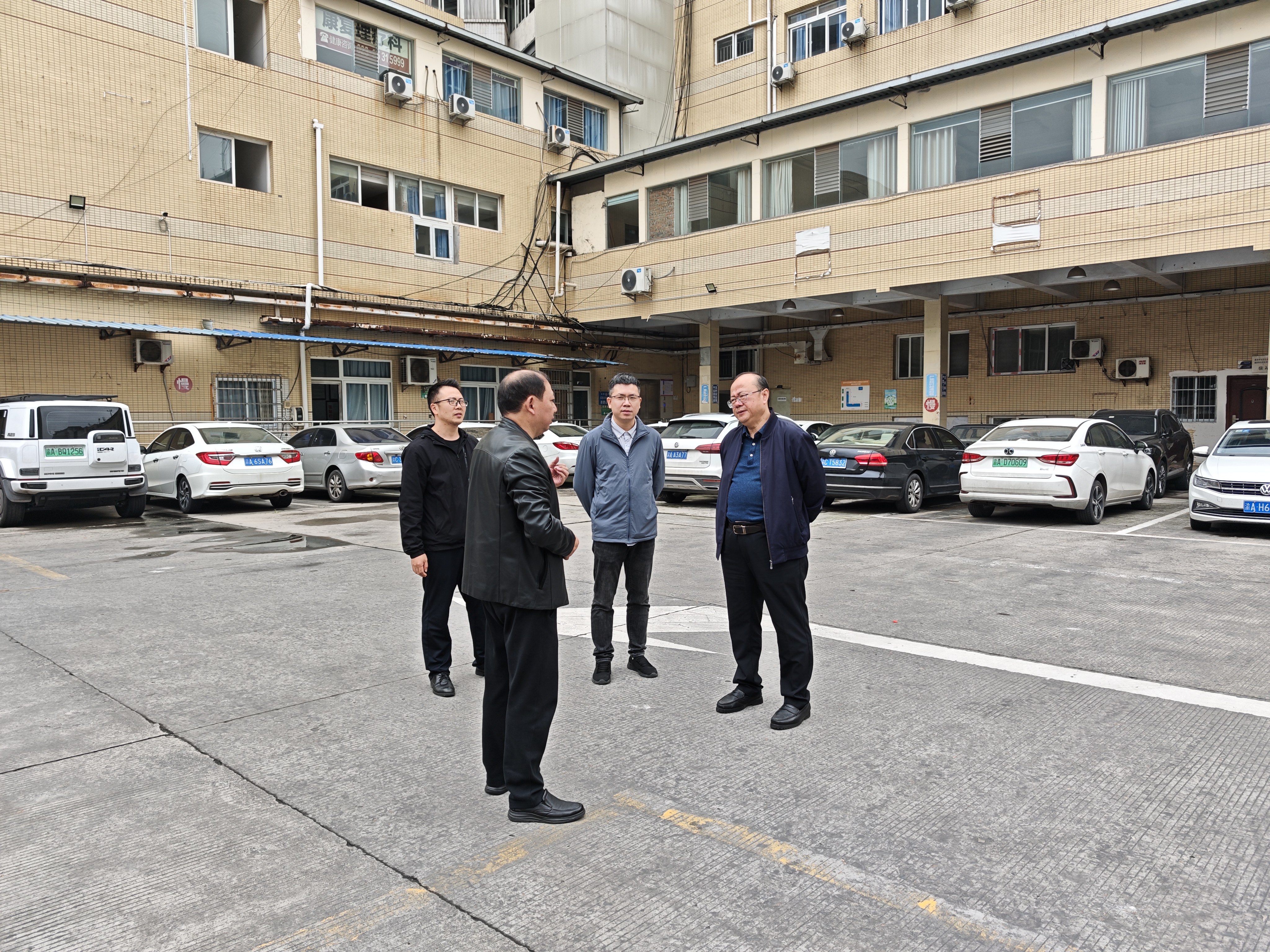 2025年10月30日，区交通运输委组建的专班化身&ldquo;企业服务专员&rdquo;，深入双桥客运企业现场答疑解惑。梁程琳 供图.jpg