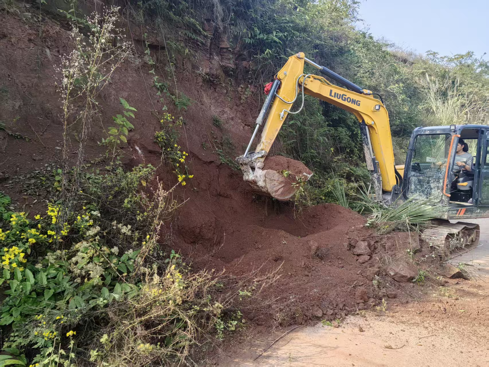12月5日,大足区三驱镇开展公路排危清障保畅通现场。夏秀荣 供图.jpg