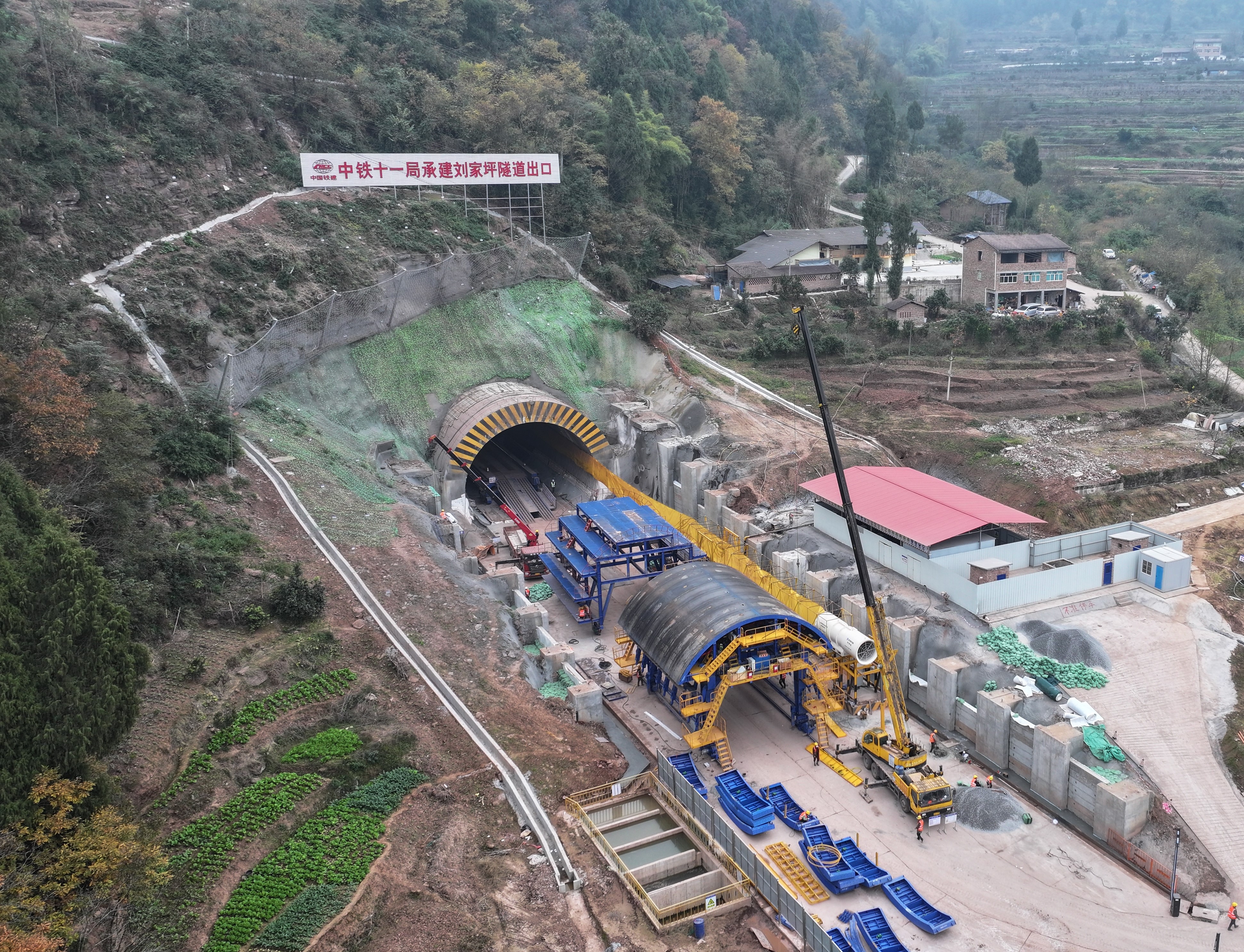 刘家坪隧道出口 (1).JPG