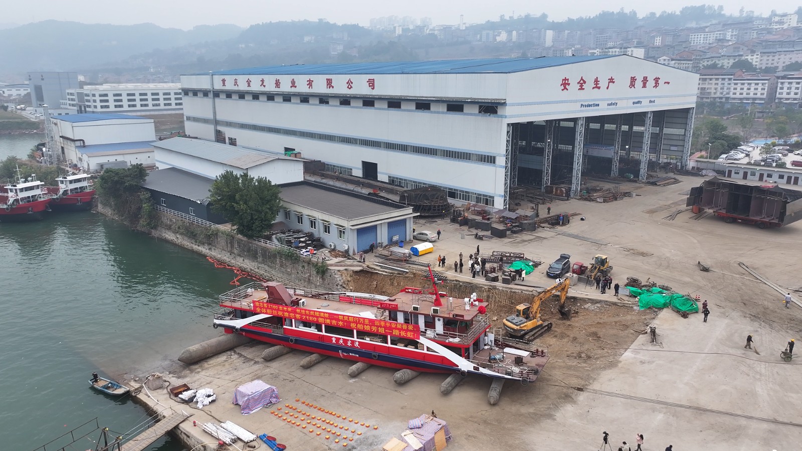 轮渡船正在下水。拍摄:张圳阳.jpg