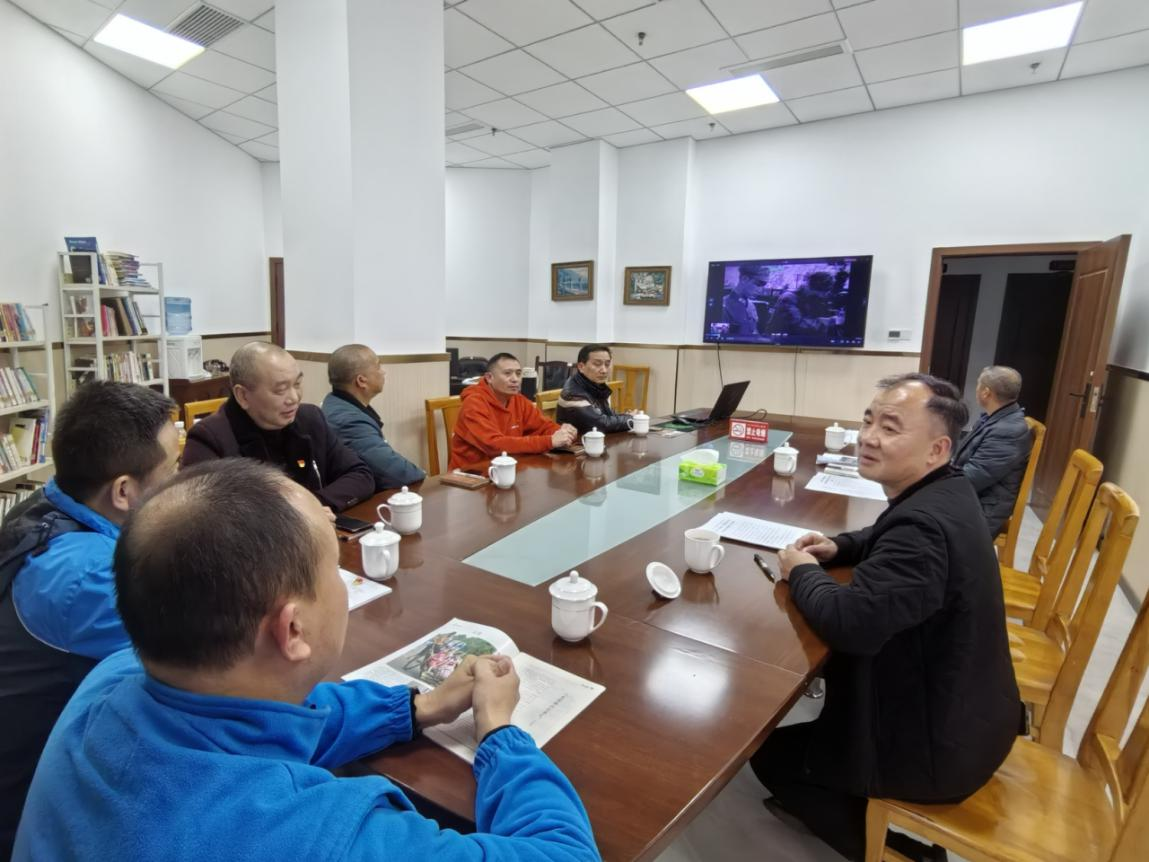 12月11日,大足雷锋的士车队党支部组织全体党员观看教育专题片《雷锋》。蒋文友 摄影.png