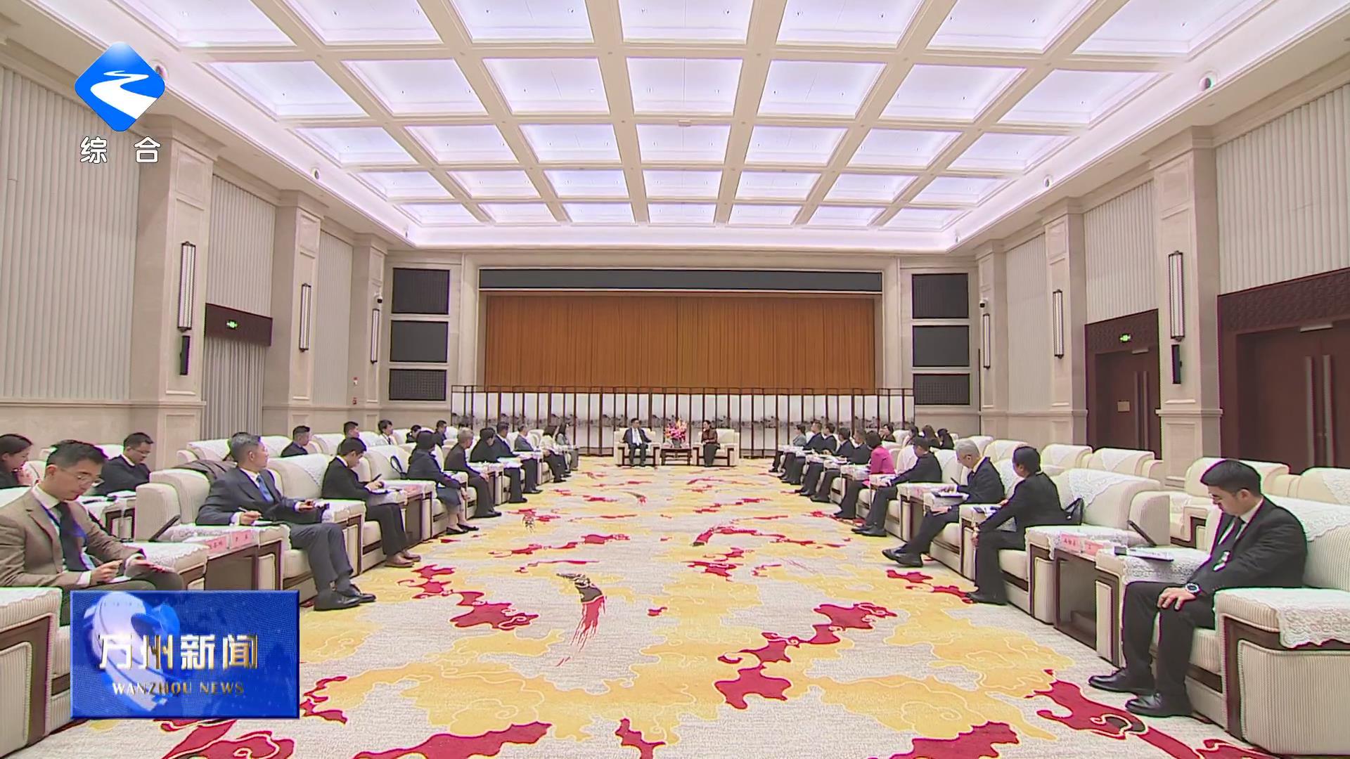 卢红李庆会见香港骏青会经贸考察团一行