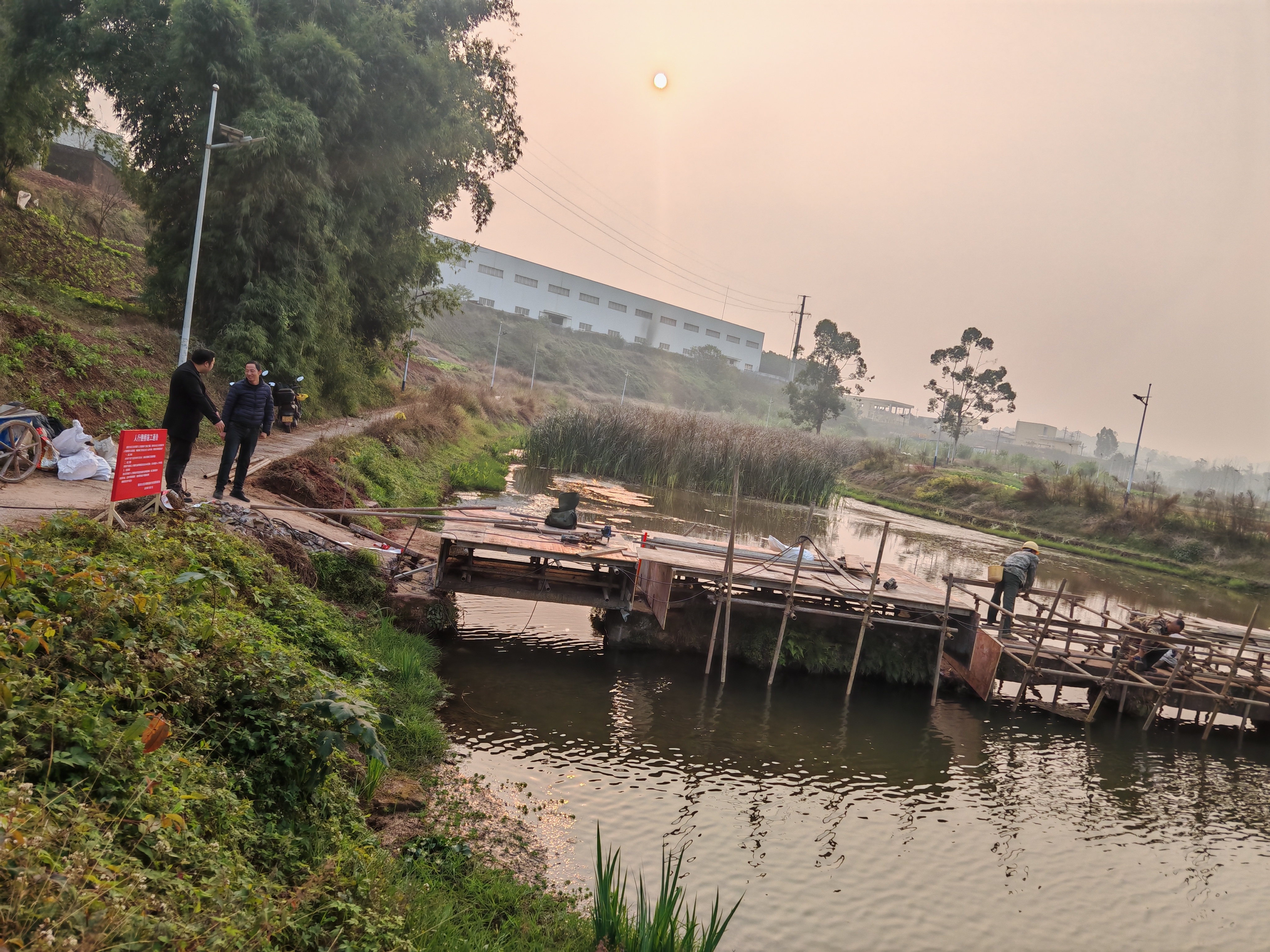 代表现场监督施工 (3).jpg