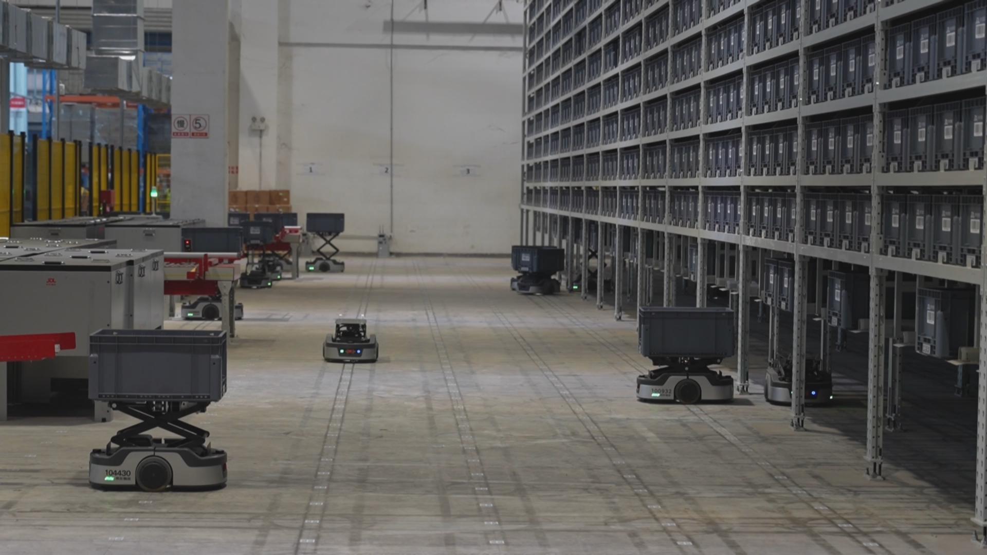 重庆公路物流基地：“货找人”替代“人找货” 智能仓储从容应对快递高峰