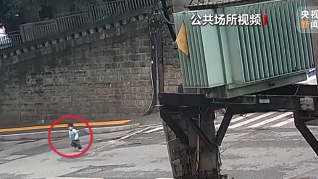 一点现场|重庆：幼童独自闯马路 民警暖心守护找家人
