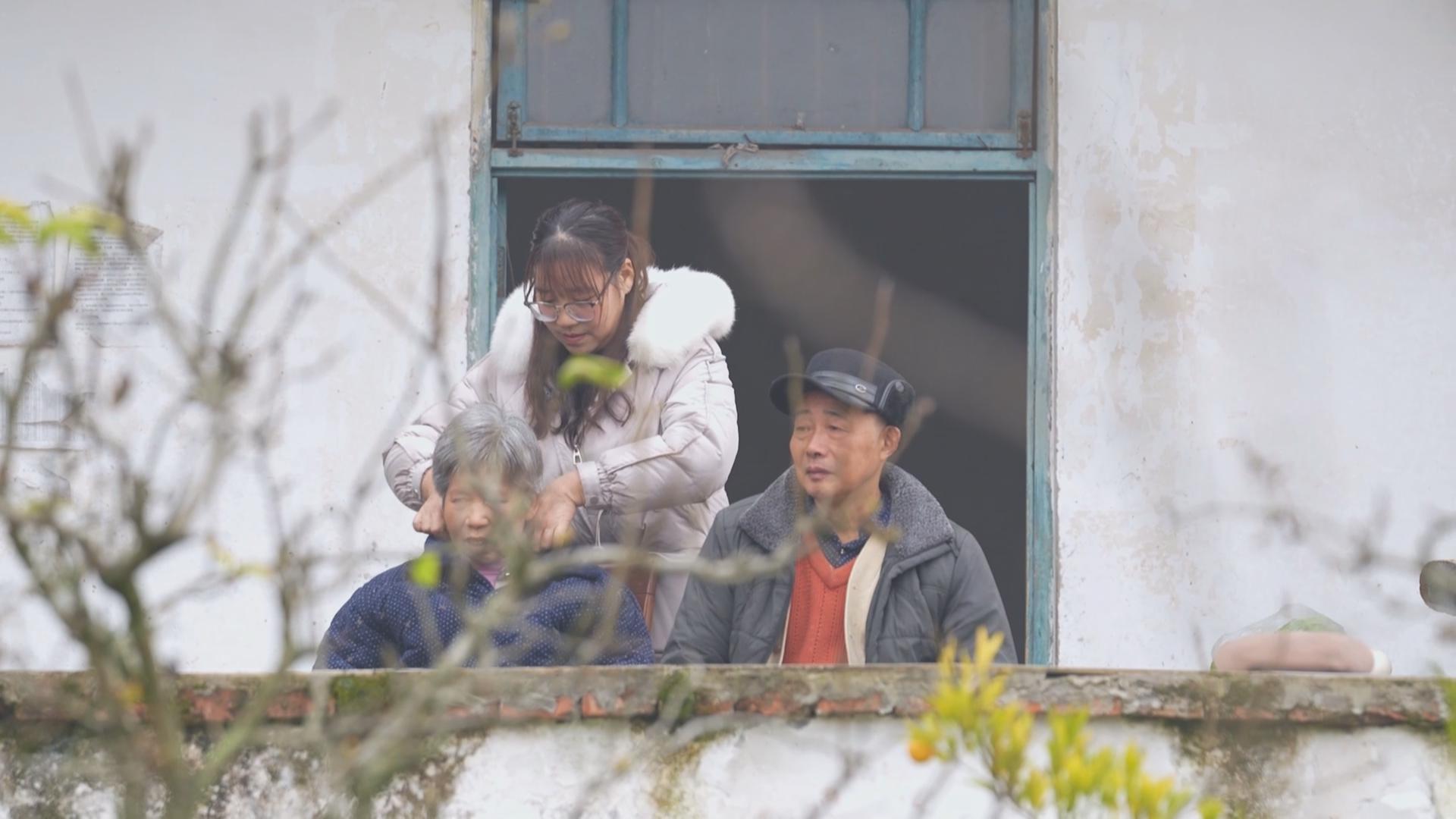 新闻特写：“暖心拐杖”杨小琴——邻里间的温情守护