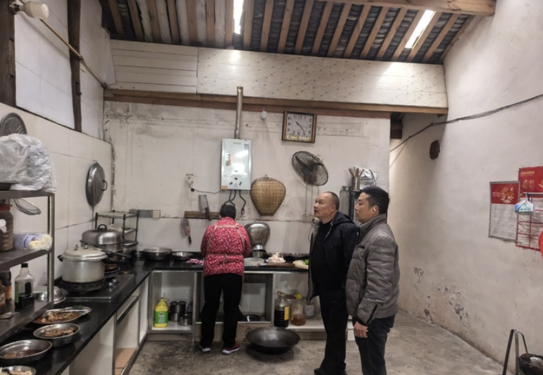 雍溪镇专项检查护平安：筑牢居民楼消防屏障，规范临街商铺用电管理