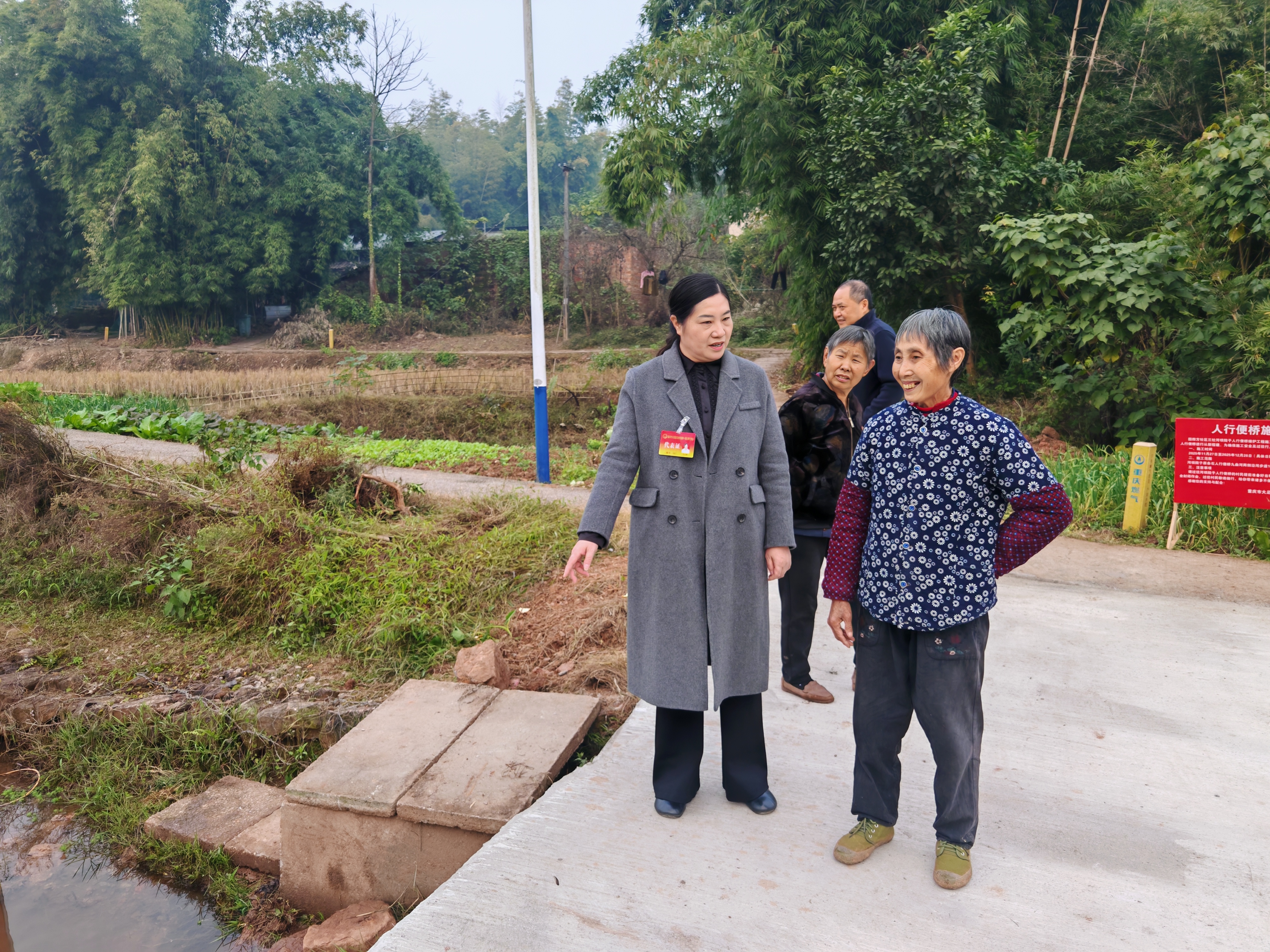 IMG_20251210代表视察修缮情况并与居民交流 (2).jpg