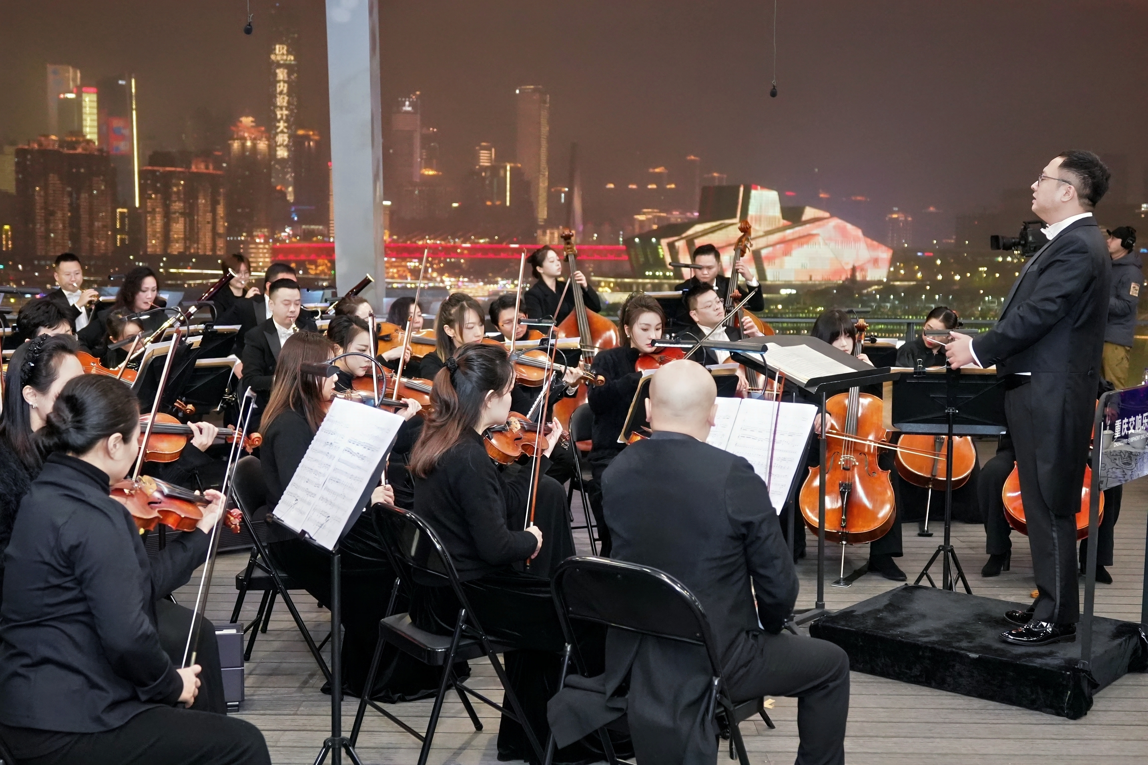 2025年12月6日,“重庆之夜”交响音乐会在重庆国际会客厅成功举行“点亮梦想星光”国际志愿者日主题音乐会成功举行。 (3).jpg