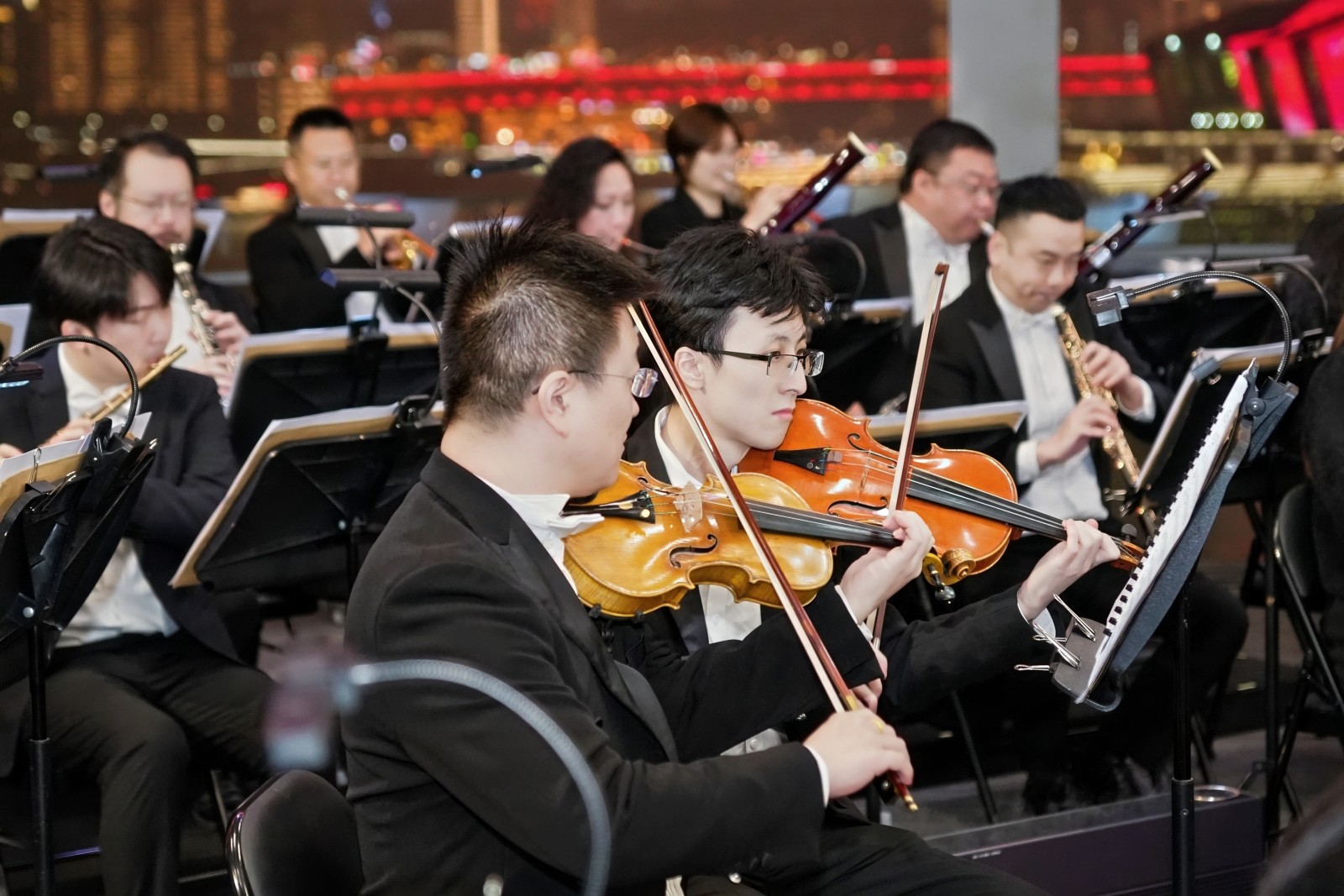 2025年12月6日,“重庆之夜”交响音乐会在重庆国际会客厅成功举行“点亮梦想星光”国际志愿者日主题音乐会成功举行。 (4).jpg