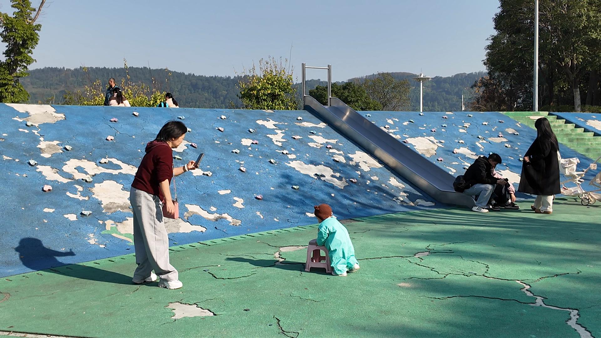 公园地胶破损“顽疾”待解 多部门协调推动改造