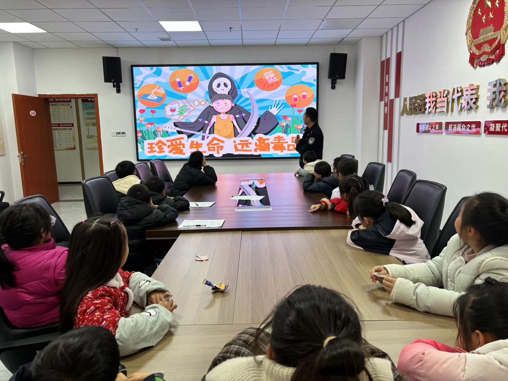 警社联动送法上门 大足区通桥街道为青少年筑牢法治防护盾