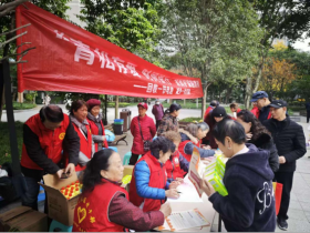 余辉护家园 银发志愿者助力旧电池回收