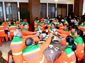 温暖延续第9年 百名户外劳动者、劳模工匠和居民收到冬至礼