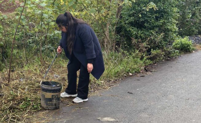 清理道路垃圾，美化乡村环境
