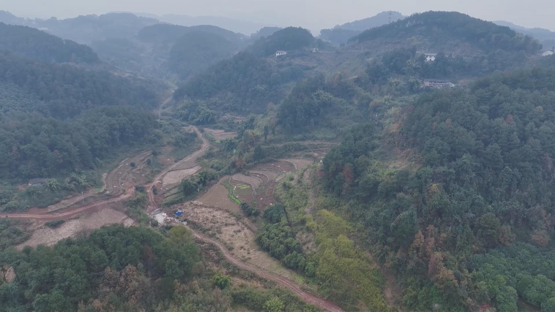 今日关注：小河阻断出行路 村民盼建“民生桥”